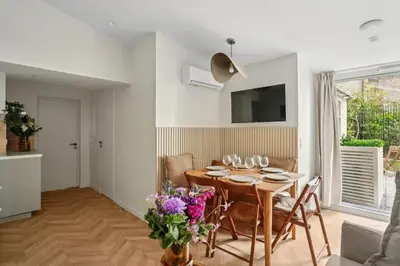 Télévision ou salle de divertissement dans l'établissement Lavie Maison Terrace and AC