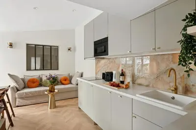 Cuisine ou kitchenette dans l'établissement Lavie Maison Terrace and AC