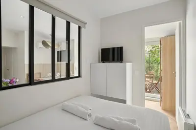 Télévision ou salle de divertissement dans l'établissement Lavie Maison Terrace and AC