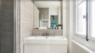 Salle de bains dans l'établissement Grand appartement entre Bastille et le Marais