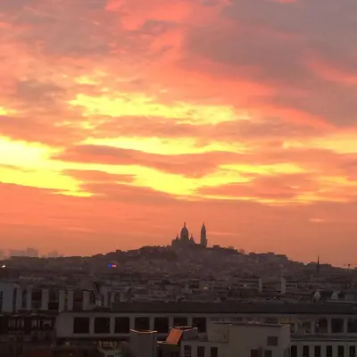 Lever ou coucher de soleil vu de le séjour chez l'habitant ou à proximité