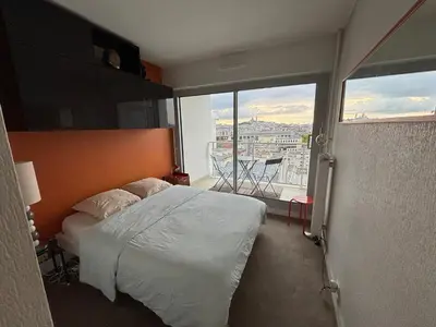 Un ou plusieurs lits dans un hébergement de l'établissement Paris, belle vue, balcons