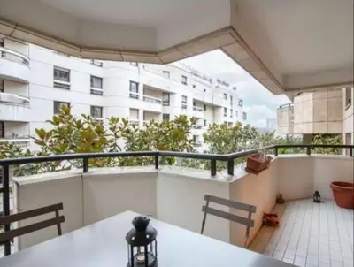 Balcon ou terrasse dans l'établissement Jolie appartement