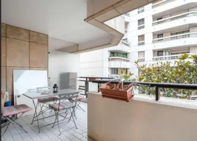 Balcon ou terrasse dans l'établissement Jolie appartement
