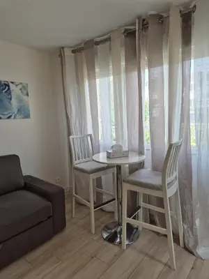Coin salon dans l'établissement Studio à Bagneux avec terrasse privée, parking et climatisation payants