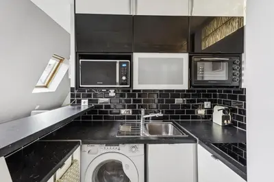 Cuisine ou kitchenette dans l'établissement Quiet Spot by the Champs Elysee