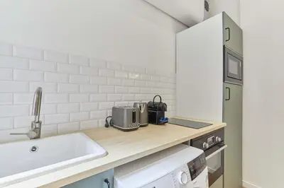 Cuisine ou kitchenette dans l'établissement Charming Studio Auteuil District