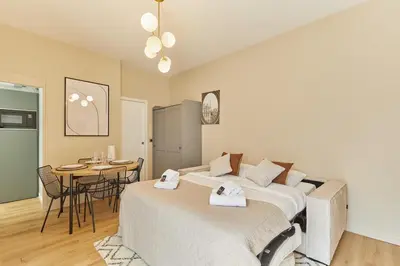 Un ou plusieurs lits dans un hébergement de l'établissement Charming Studio Auteuil District