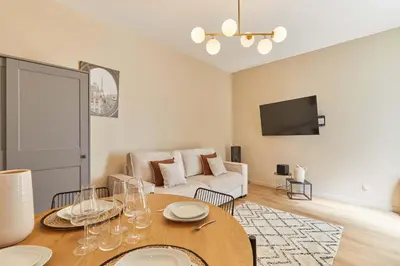 Télévision ou salle de divertissement dans l'établissement Charming Studio Auteuil District