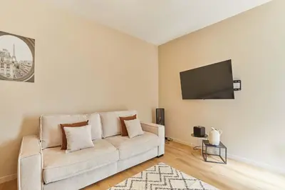 Télévision ou salle de divertissement dans l'établissement Charming Studio Auteuil District