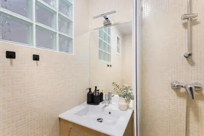 Salle de bains dans l'établissement Jonquille - Duplex 2 chambres à Jardin des Plantes