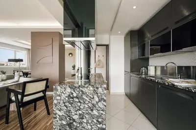 Cuisine ou kitchenette dans l'établissement Tular - 2 chambres et terrasse à Tour Eiffel