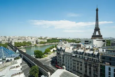 Vue générale sur Paris ou vue de la ville depuis l'appartement