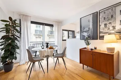 Coin salon dans l'établissement Castel - 1 chambre à Auteuil