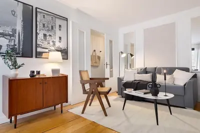 Coin salon dans l'établissement Castel - 1 chambre à Auteuil