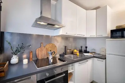 Cuisine ou kitchenette dans l'établissement Castel - 1 chambre à Auteuil