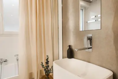 Salle de bains dans l'établissement Freila - 2 chambres à Batignolles