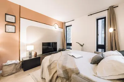 Un ou plusieurs lits dans un hébergement de l'établissement Emir - 1 chambre à Vaugirard