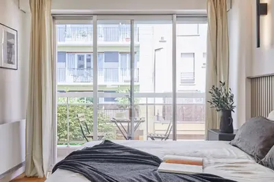 Un ou plusieurs lits dans un hébergement de l'établissement Sanoa - 3 chambres et balcon à Muette / Passy