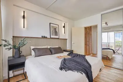 Un ou plusieurs lits dans un hébergement de l'établissement Sanoa - 3 chambres et balcon à Muette / Passy