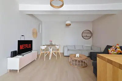 Télévision ou salle de divertissement dans l'établissement 1 Bedroom Apartment - 6P - Le Marais With NetFlix