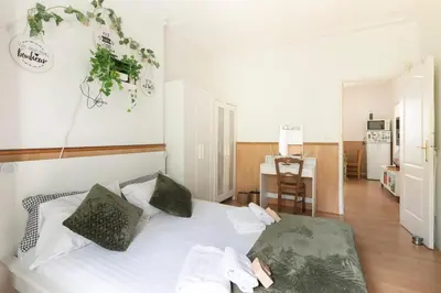 Un ou plusieurs lits dans un hébergement de l'établissement Bright & Charming Apartment in Paris 1BDR