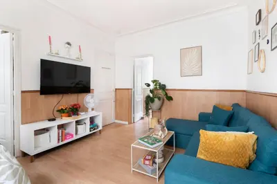 Télévision ou salle de divertissement dans l'établissement Bright & Charming Apartment in Paris 1BDR
