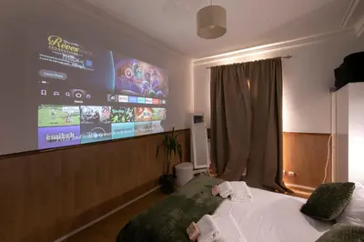 Télévision ou salle de divertissement dans l'établissement Bright & Charming Apartment in Paris 1BDR