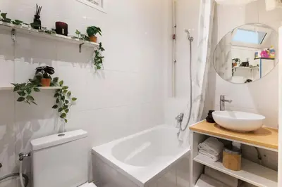 Salle de bains dans l'établissement Bright & Charming Apartment in Paris 1BDR