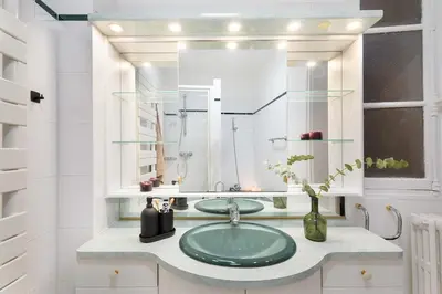 Salle de bains dans l'établissement Giverny - 2 chambres à Neuilly-sur-Seine