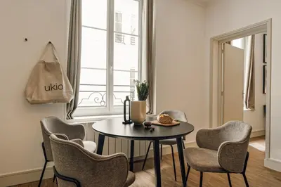 Coin salon dans l'établissement Tenam - 1 chambre à Archives (3 Arr.)