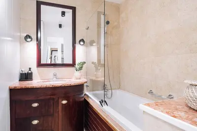 Salle de bains dans l'établissement Moda - 3 chambres à Trocadéro