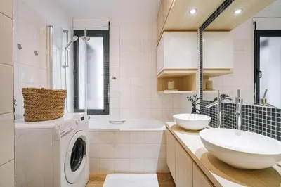 Salle de bains dans l'établissement Bornova - 2 chambres et balcon à Tour Eiffel
