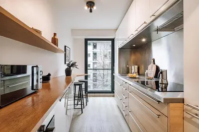 Cuisine ou kitchenette dans l'établissement Bornova - 2 chambres et balcon à Tour Eiffel