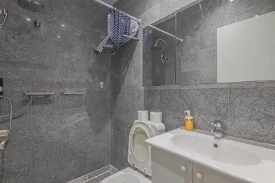 Salle de bains dans l'établissement 2 Bedroom Apartment-8P-Madeleine With Netflix