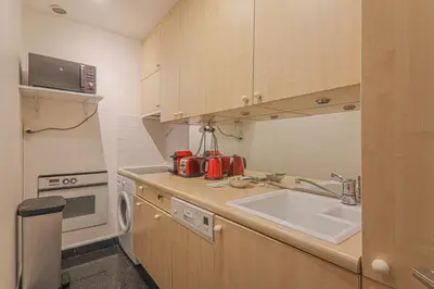 Cuisine ou kitchenette dans l'établissement 2 Bedroom Apartment-8P-Madeleine With Netflix