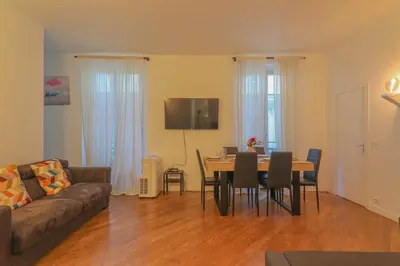 Télévision ou salle de divertissement dans l'établissement 2 Bedroom Apartment-8P-Madeleine With Netflix