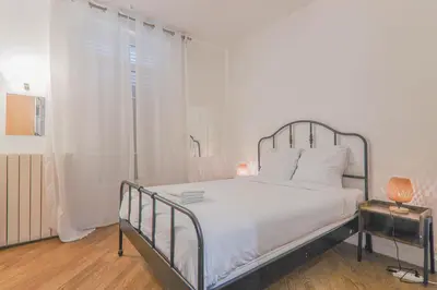 Un ou plusieurs lits dans un hébergement de l'établissement 2 Bedroom Apartment-8P-Madeleine With Netflix