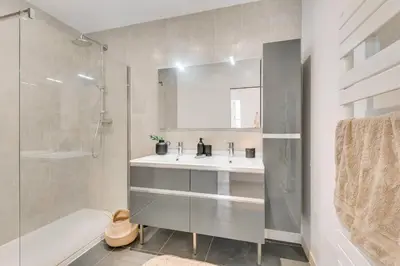 Salle de bains dans l'établissement Vicomte - 2 chambres à Les Halles