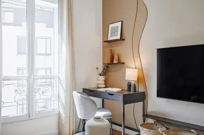 Télévision ou salle de divertissement dans l'établissement Pales - 1 chambre à Vaugirard