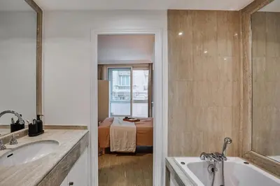 Salle de bains dans l'établissement Yaren - 2 chambres à Trocadéro