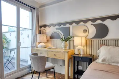 Un ou plusieurs lits dans un hébergement de l'établissement Rumeli - 1 chambre et terrasse à Drouot