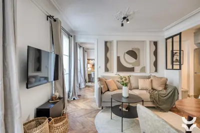 Télévision ou salle de divertissement dans l'établissement Rumeli - 1 chambre et terrasse à Drouot