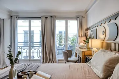 Un ou plusieurs lits dans un hébergement de l'établissement Rumeli - 1 chambre et terrasse à Drouot
