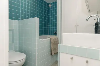 Salle de bains dans l'établissement Ukayil - 3 chambres à Louvre (1Arr.)