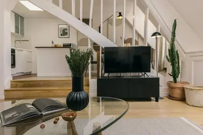 Télévision ou salle de divertissement dans l'établissement Ukayil - 3 chambres à Louvre (1Arr.)