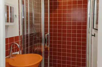 Salle de bains dans l'établissement Ukayil - 3 chambres à Louvre (1Arr.)
