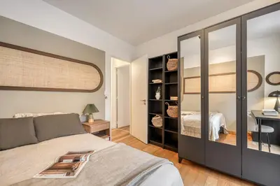 Un ou plusieurs lits dans un hébergement de l'établissement Cicek - 3 chambres et balcon à Beaugrenelle