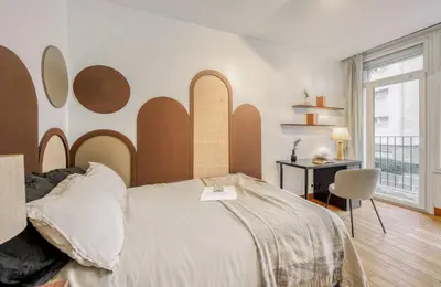 Un ou plusieurs lits dans un hébergement de l'établissement Cicek - 3 chambres et balcon à Beaugrenelle