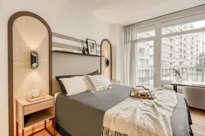 Un ou plusieurs lits dans un hébergement de l'établissement Cicek - 3 chambres et balcon à Beaugrenelle